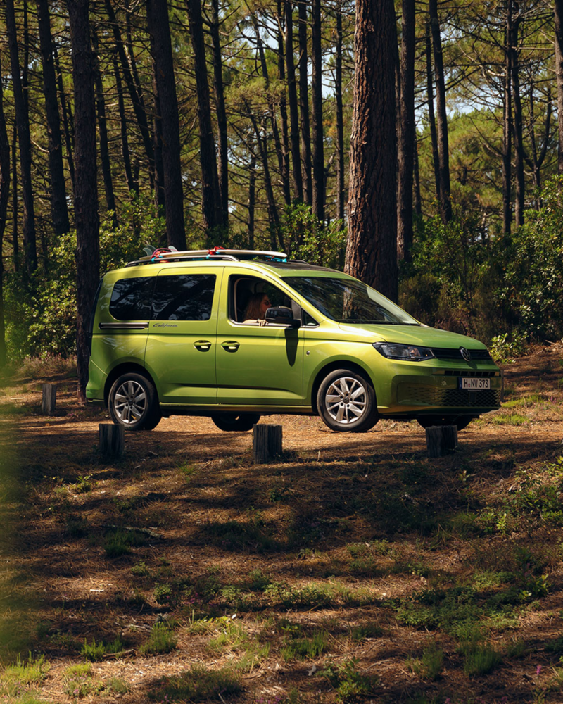 VW Caddy California vert en forêt