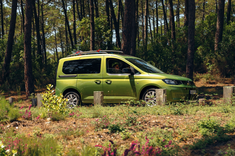 VW Caddy California vert en forêt