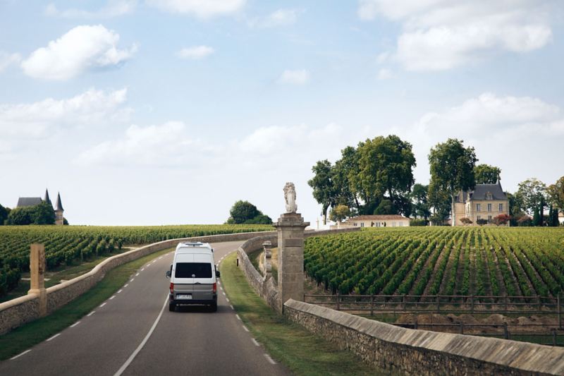 Grand California VW vue de derrière sur routes Bordeaux Chateaux