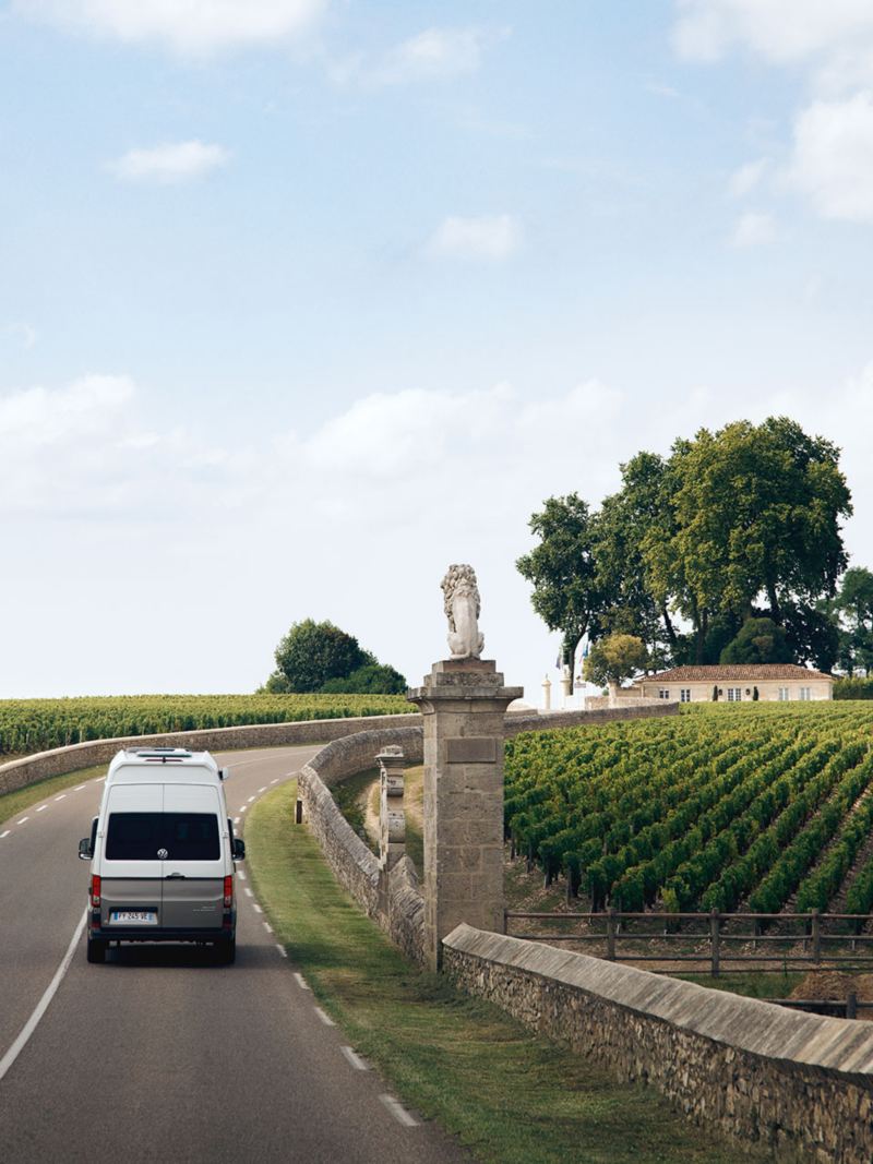 Grand California VW vue de derrière sur routes Bordeaux Chateaux