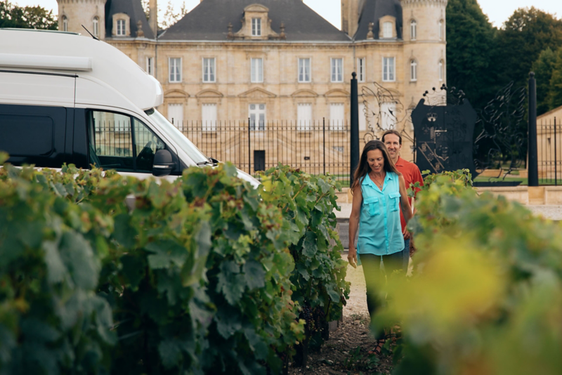 femme et homme devant le Grand California VW en visite d'un chateau