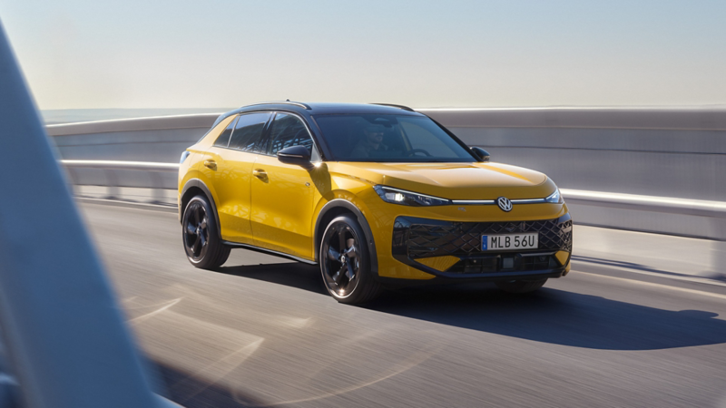 En gul T-Roc körandes på en bro. 