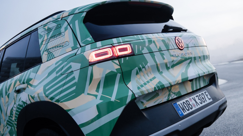 Vista delle luci posteriori di una VW ID. Cross con adesivo di concept.