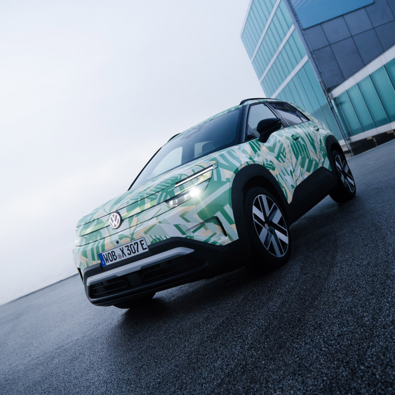 Το VW ID. Cross με ειδική concept επένδυση, σε λήψη 3/4 από εμπρός, με φόντο σύγχρονο αστικό αρχιτεκτονικό περιβάλλον.