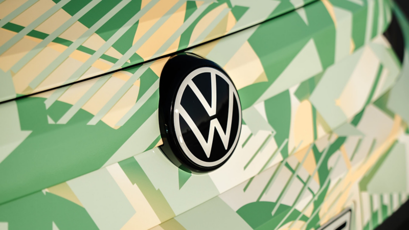 Blick auf das VW-Logo eines VW ID. Cross mit Konzeptbeklebung.