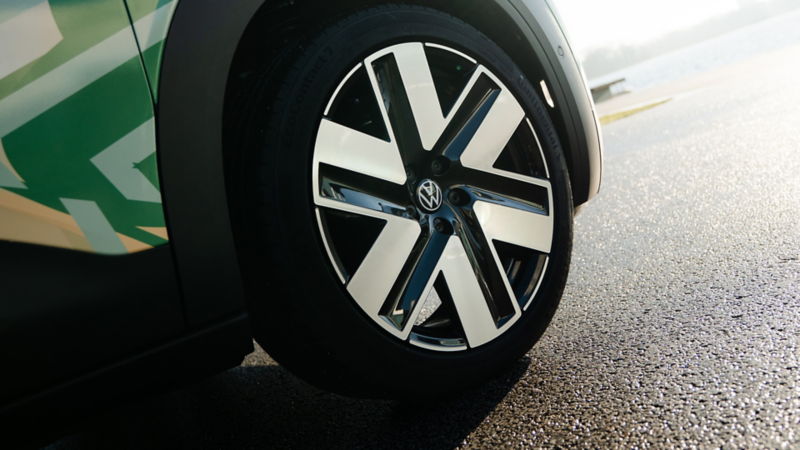 Blick auf die Felge eines VW ID. Cross mit Konzeptbeklebung.