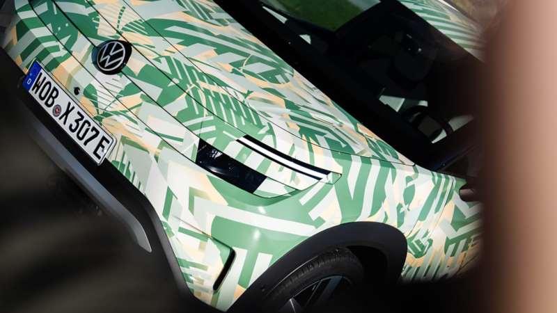En vw id cross i kamuflert utgave, fotografert ovenfra fra en vinkel