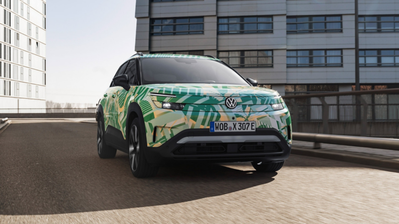 vw id cross suv sett forfra på en vei mellom høye bygninger