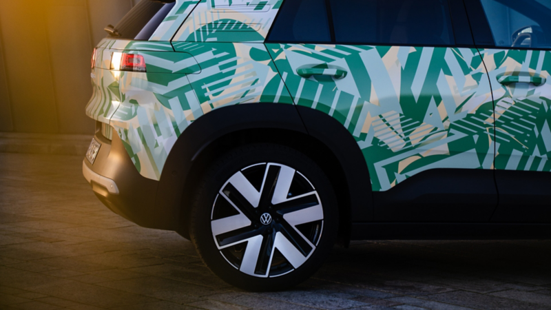 Blick auf die Felge eines VW ID. Cross mit Konzeptbeklebung.