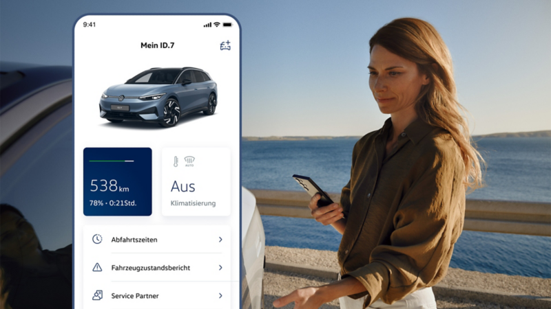 Eine Frau mit Smartphone in der Hand öffnet die Fahrertür eines weißen VW ID.7. Links ein Screen aus der Volkswagen App.