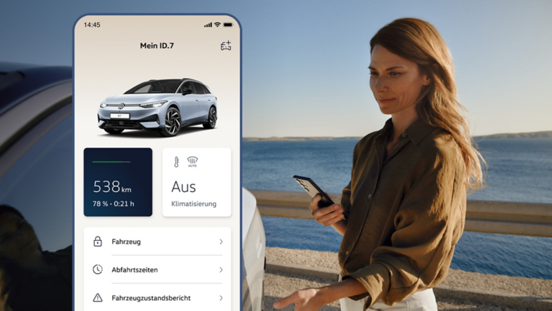 Eine Frau mit Smartphone in der Hand öffnet die Fahrertür eines weißen VW ID.7. Links ein Screen aus der Volkswagen App.