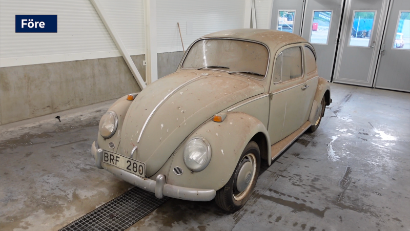Förebild på dammig Volkswagen Typ 1, parkerad i ett garage