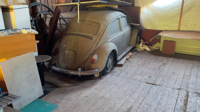 En dammig Volkswagen Typ 1 står undanställd i ett förråd