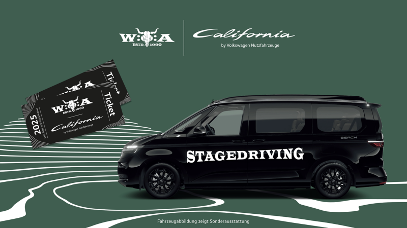 Kollage auf grünem Grund. Zu sehen sind zwei Tickets für das Wacken Festival und ein schwarzer VW California mit der Beklebung "Stagedriving".