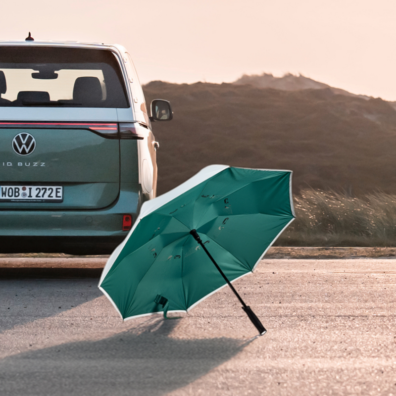 El paraguas ID. Buzz desplegado junto al VW ID. Buzz