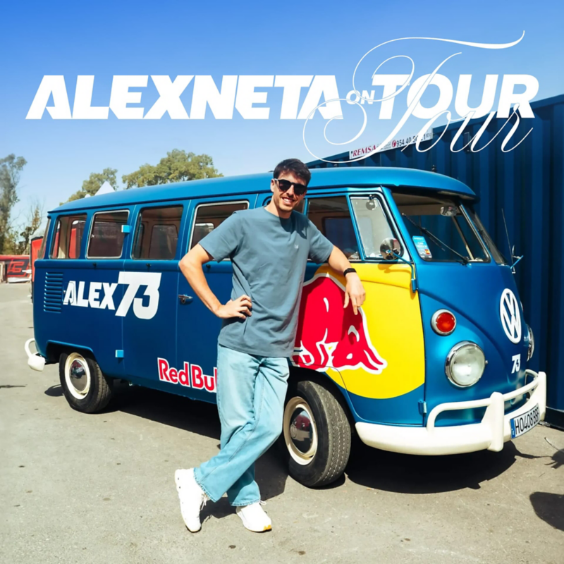 Álex Márquez posando con su Alexneta on Tour para el concurso de Volkswagen