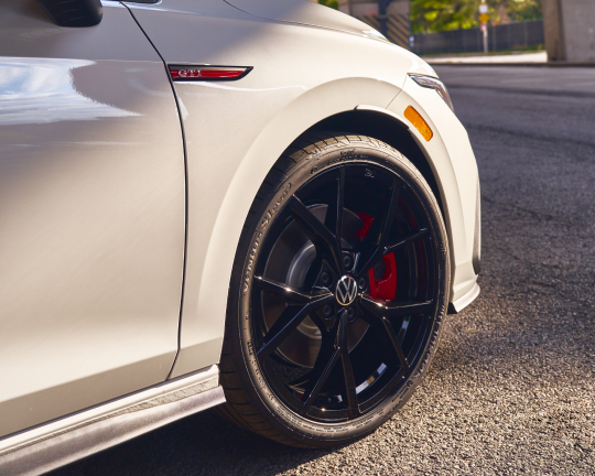 VW GTI con kayak en portaequipajes.