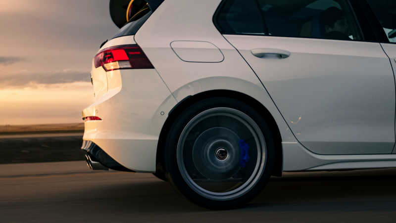 La roue arrière d'une Volkswagen Golf R 2024 blanche tourne en roulant sur une route.