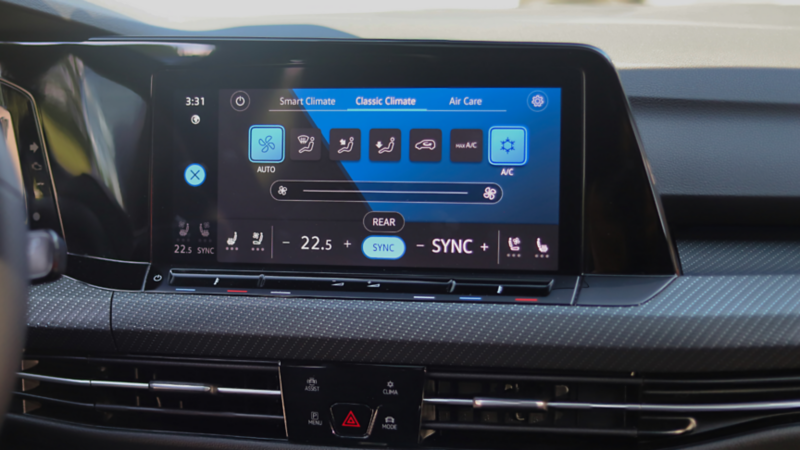 Console centrale de la Volkswagen Golf R 2024 avec module de contrôle climatique.