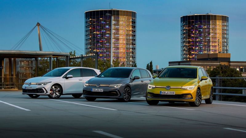 3 Volkswagen Golf μπροστά από πολυόροφα parking αυτοκινήτων - δοκιμή Euro NCAP