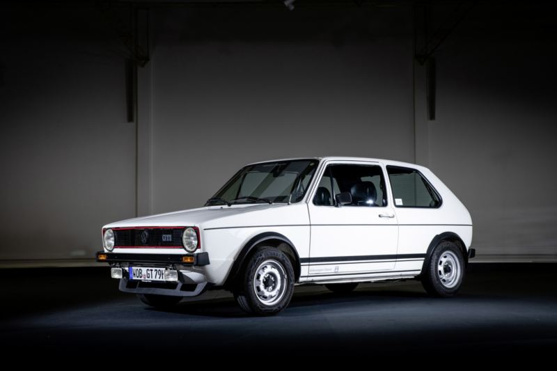 Φωτογραφία ενός λευκού Golf GTI του 1974