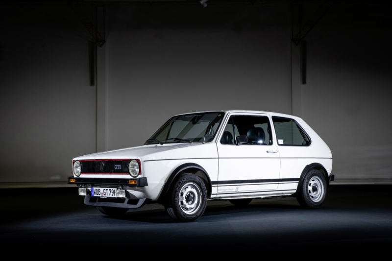 Φωτογραφία ενός λευκού Golf GTI του 1974