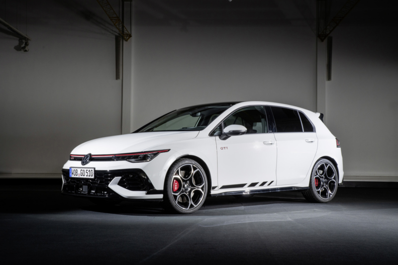 Φωτογραφία ενός λευκού Golf GTI του 2024