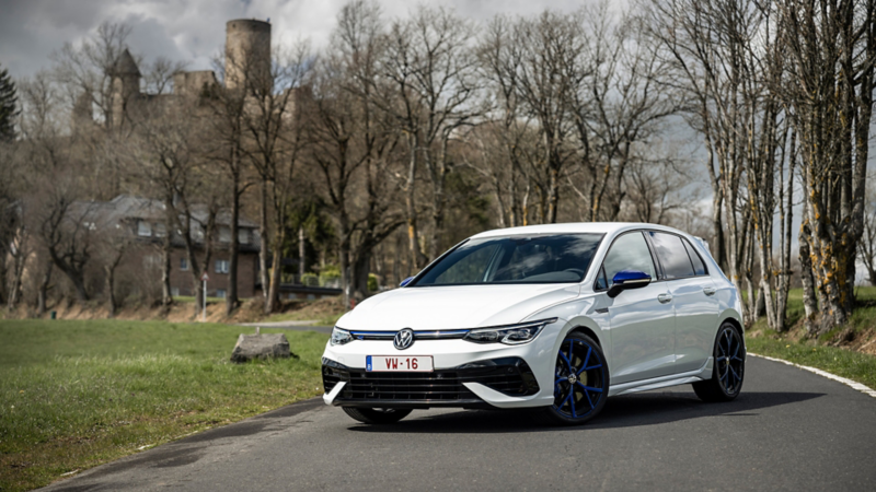 Volkswagen Golf R op een straat met een kasteel en bomen op de achtergrond