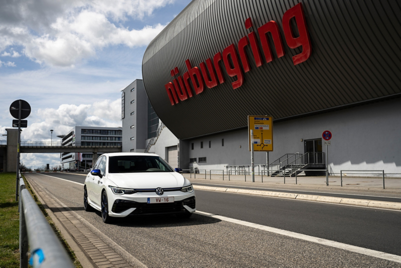 Volkswagen Golf R in vooraanzicht bij Nürbürgring-Nordschleife
