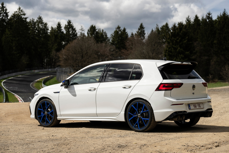 Volkswagen Golf R poseert in het zand naast het circuit van Nürbürgring-Nordschleife