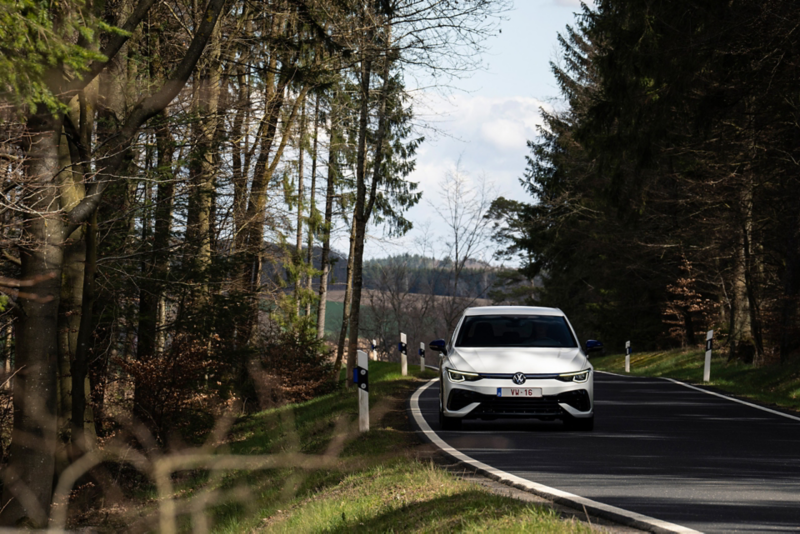 Volkswagen Golf R op de weg in een bos