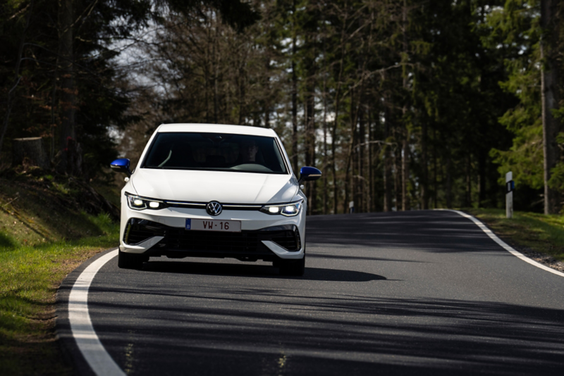 Volkswagen Golf R in vooraanzicht rijdend op een baan in een bos