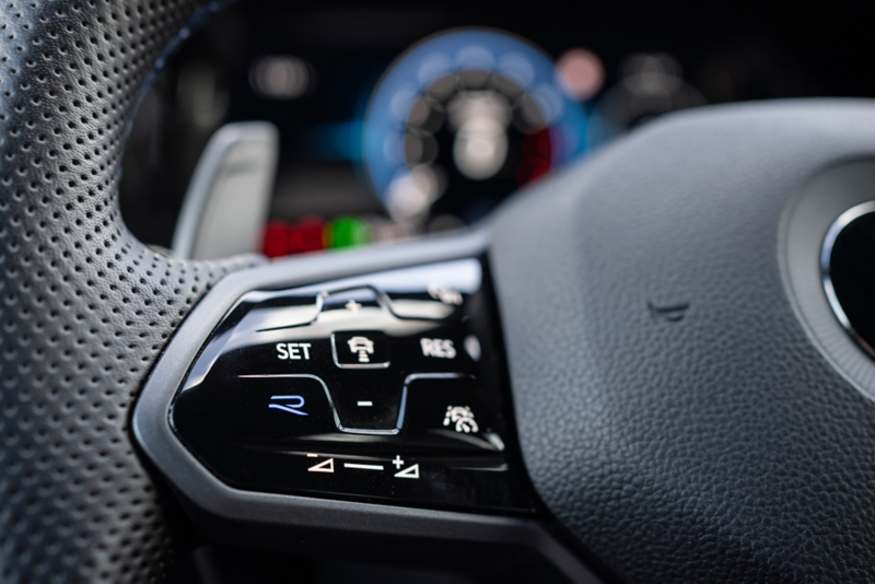 Detailbeeld van het stuur van de Volkswagen Golf R