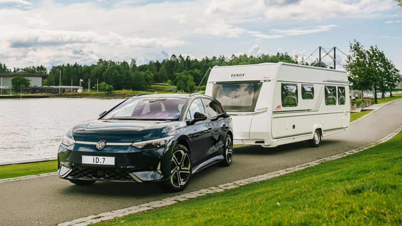 vw id7 tourer parkert ved kadettangen med en stor bobilhenger