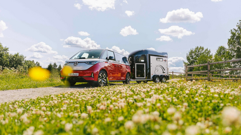 vw id buzz sett fra siden med en stor bobbi tilhenger