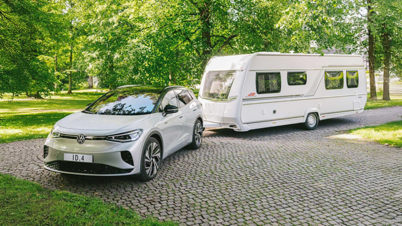 vw id4 sett fra siden med en stor bobilhenger tilkoblet
