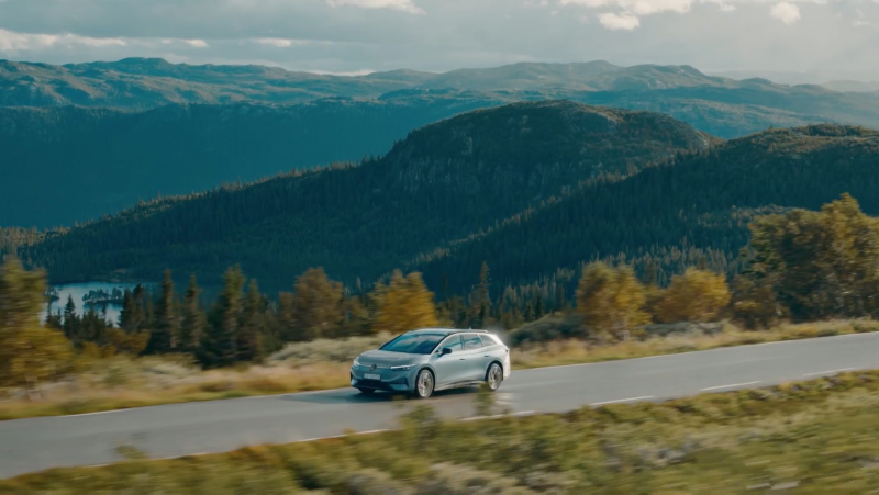 A family driving in their ID.7 Tourer