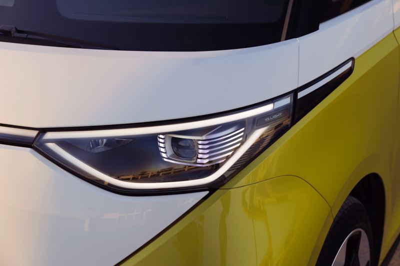 Eine Nahaufnahme zeigt das IQ. Light des neuen VW ID. Buzz. 