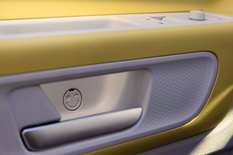 Wnętrze VW ID. Buzz kryje wiele ładnych detali, takich jak buźka w drzwiach.