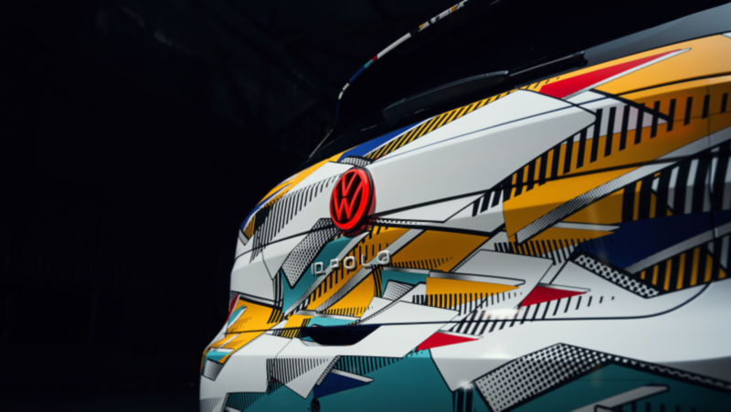Heckansicht eines VW ID. Polo mit Konzeptbeklebung von seitlich rechts und vor einem dunklem Hintergrund.