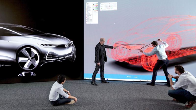 Vier Kollegen arbeiten an einem virtuellen Fahrzeugdesign