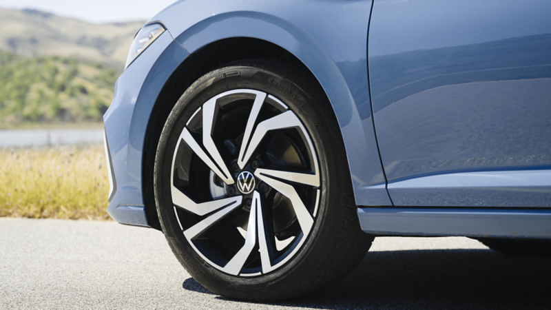 Gros plan sur la roue avant de la Volkswagen Jetta 2026, mettant en valeur la jante en alliage au design moderne.