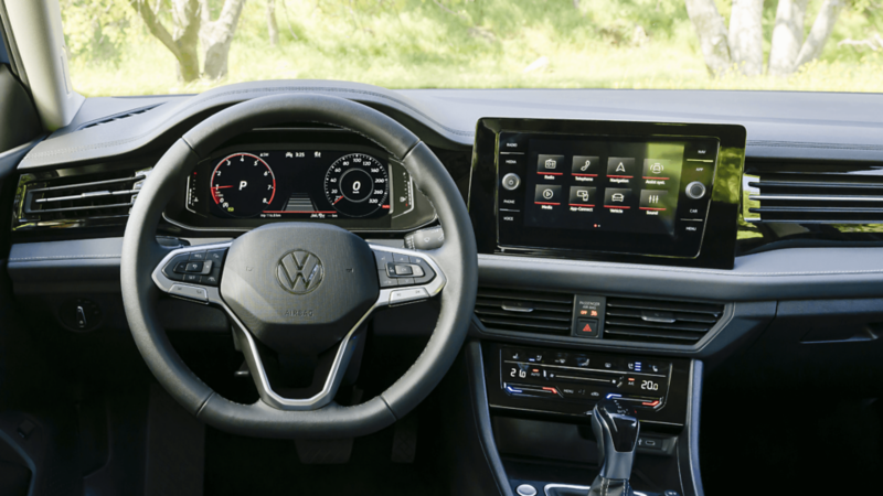 Vue intérieure de la Jetta 2026 depuis le siège du conducteur, montrant le volant, le cockpit numérique et l’écran d’infodivertissement.