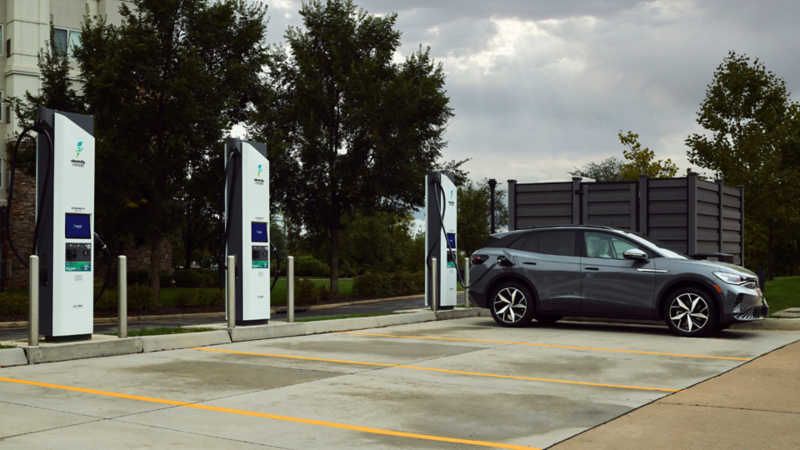 Une photo en gros plan de la Volkswagen ID.4 2024 chargeant la borne de recharge Electrify Canada
