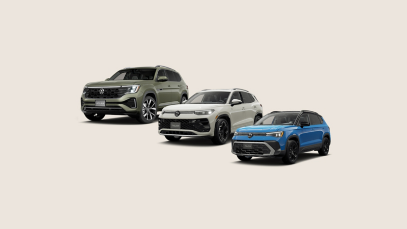 3 VUS de Volkswagen garés les uns à côté des autres