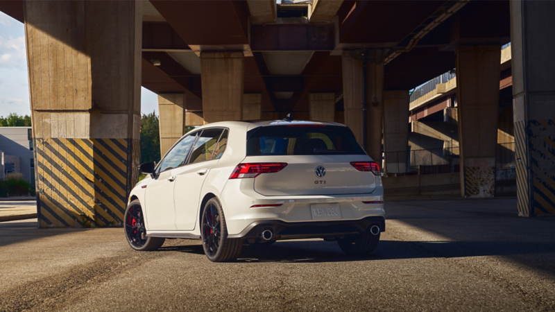La vue arrière d’une Golf GTI 2024 blanc