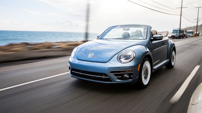Un Volkswagen Beetle Final Edition 2019 circula por la costa.