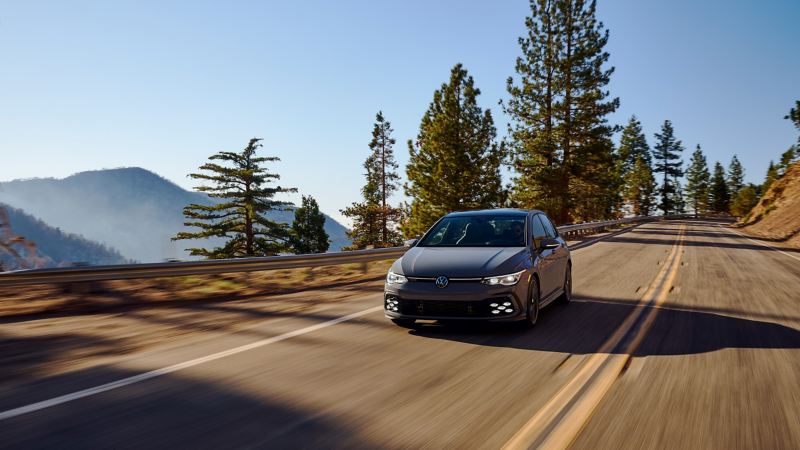 El Volkswagen Golf GTI 2022 conducido por una carretera. 