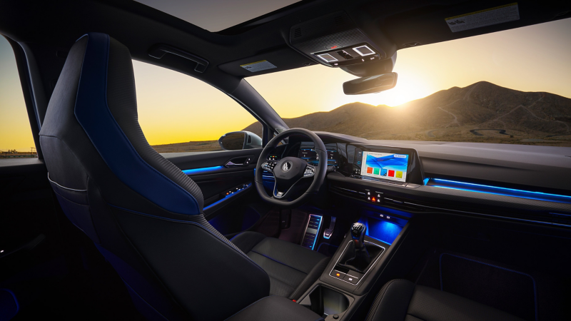 El interior del Volkswagen Golf R 2022. 