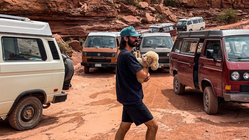 Un hombre con un grupo de Volkswagen Vanagons